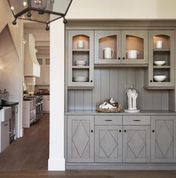 Kabinet dengan Pintu Berpola